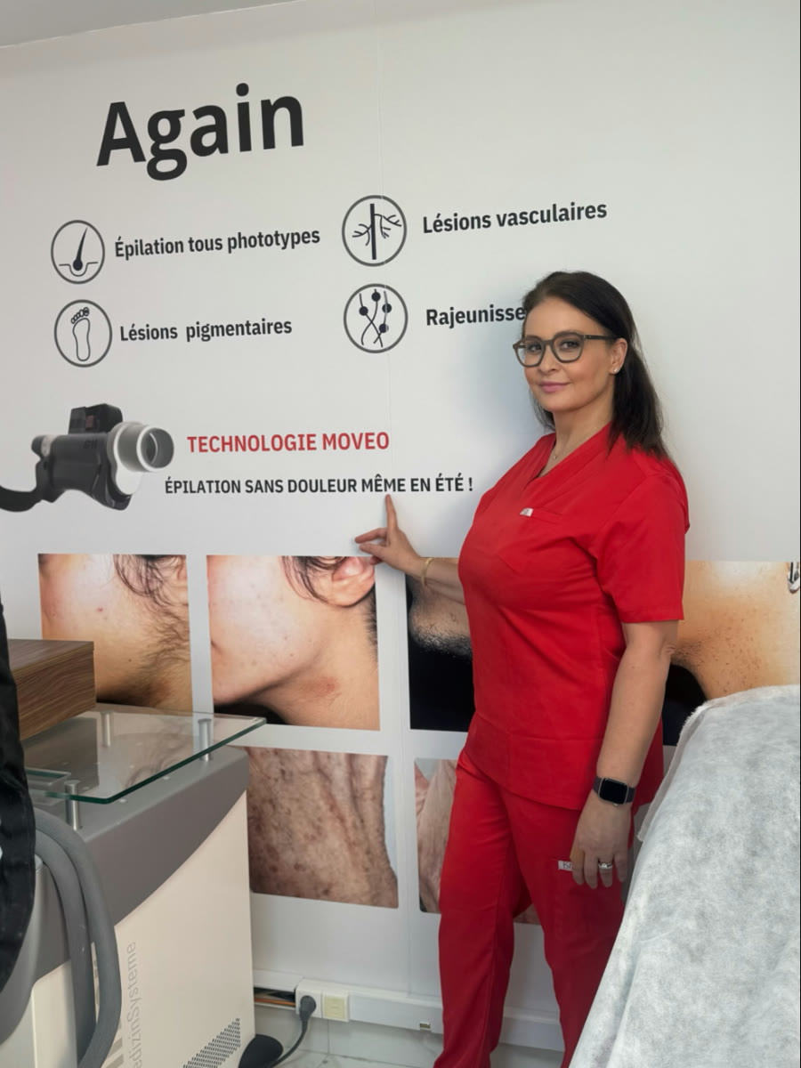 Dr Fatima Zahra Idrissi Ouedghiri à côté du laser DEKA Again Moveo, Meclinic Casablanca